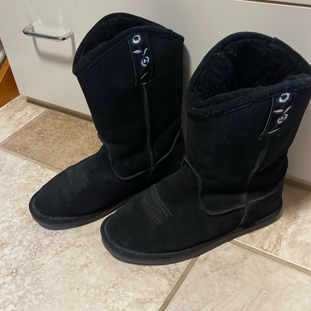 Bearpaw 8 494W Austin black booties.